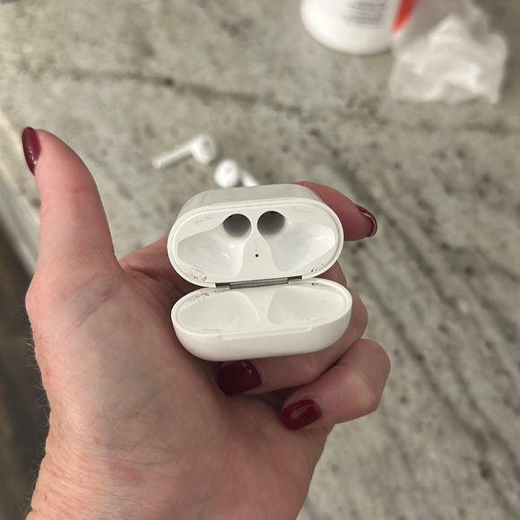 Apple AirPods with Charger 2nd Generation - Picture 6 of 8